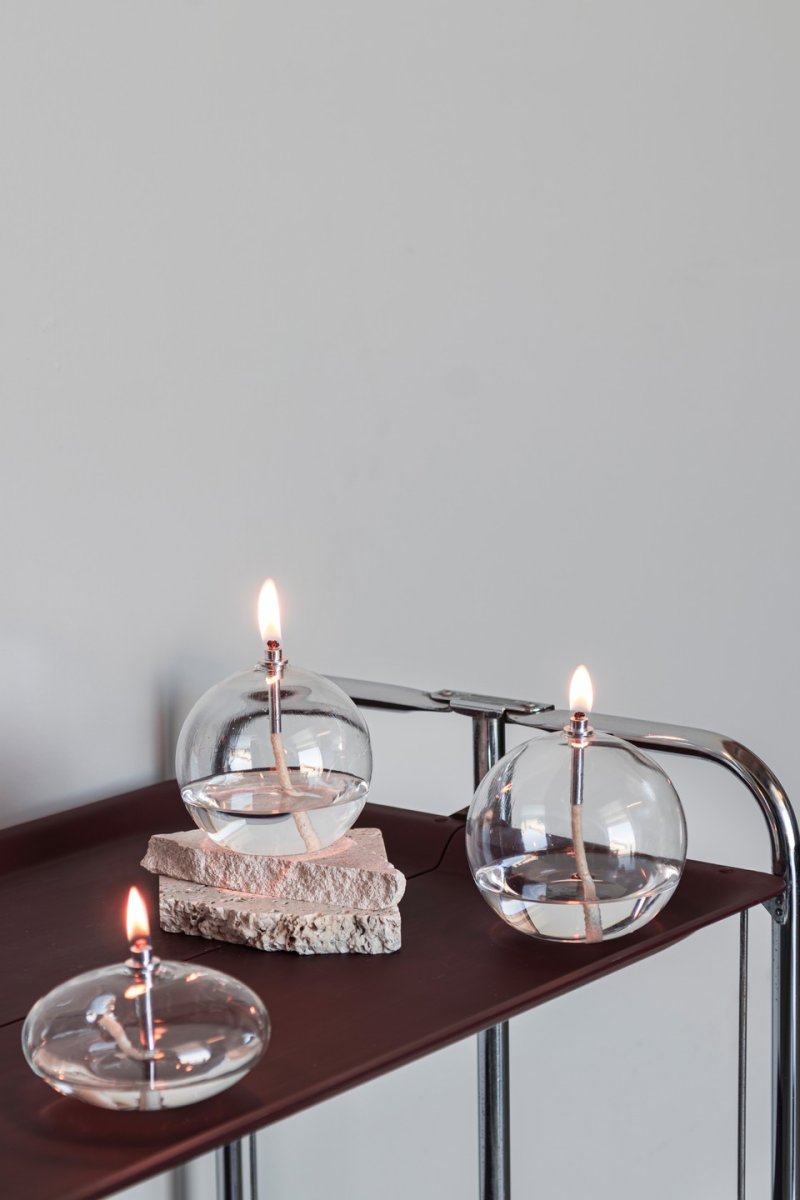 Oljelampa Aura Mellan Klares Glas Von Mette Ditmer - Bei schwacher Beleuchtung verbreitet die Lampe ein sanftes, warmes Licht, das eine ruhige und gem&uuml;tliche Atmosph&auml;re schafft.