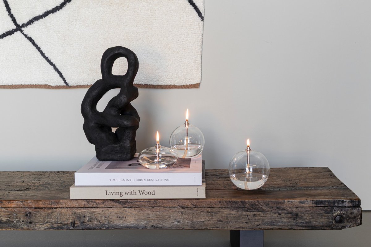 Oljelampa Aura Stor Klares Glas Von Mette Ditmer - Die stilvolle Farbe und Form machen die Lampe vielseitig einsetzbar und wundersch&ouml;n, sowohl allein als auch in Kombination mit anderen &Ouml;llampen.