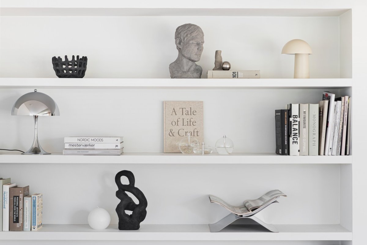 Oljelampa Aura Mellan Klares Glas Von Mette Ditmer - Bei schwacher Beleuchtung verbreitet die Lampe ein sanftes, warmes Licht, das eine ruhige und gem&uuml;tliche Atmosph&auml;re schafft.