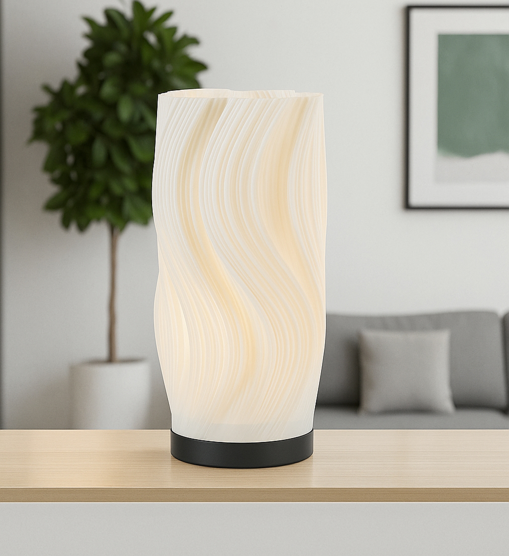 Caisa 30cm Weiß tischlampe Von Pixie Design - Ihr formsch&ouml;ner Kunststoffschirm mit wellenf&ouml;rmiger Struktur sorgt f&uuml;r ein sanftes Licht und eine warme Atmosph&auml;re im Raum.