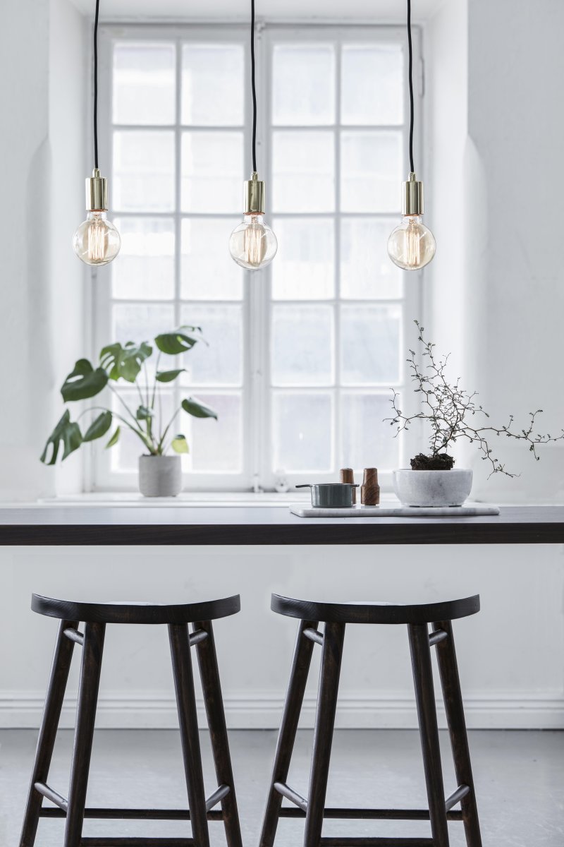 Sky 68cm Messing hängelampe Von Markslöjd - Diese stilvolle Pendelleuchte aus Messing ist eine elegante Alternative zur Beleuchtung &uuml;ber einem Esstisch oder einer K&uuml;che.