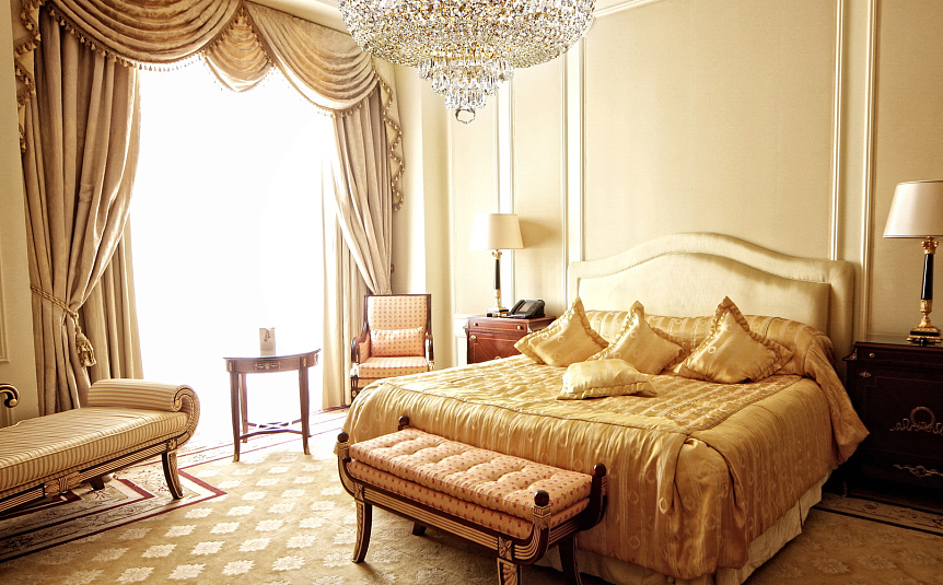 Palace Ø50 Antikes Gold kristall Von Maytoni - Die funkelnden Prismen reflektieren das Licht und erzeugen ein strahlendes Lichtspiel, das dem Raum eine luxuri&ouml;se Atmosph&auml;re verleiht.