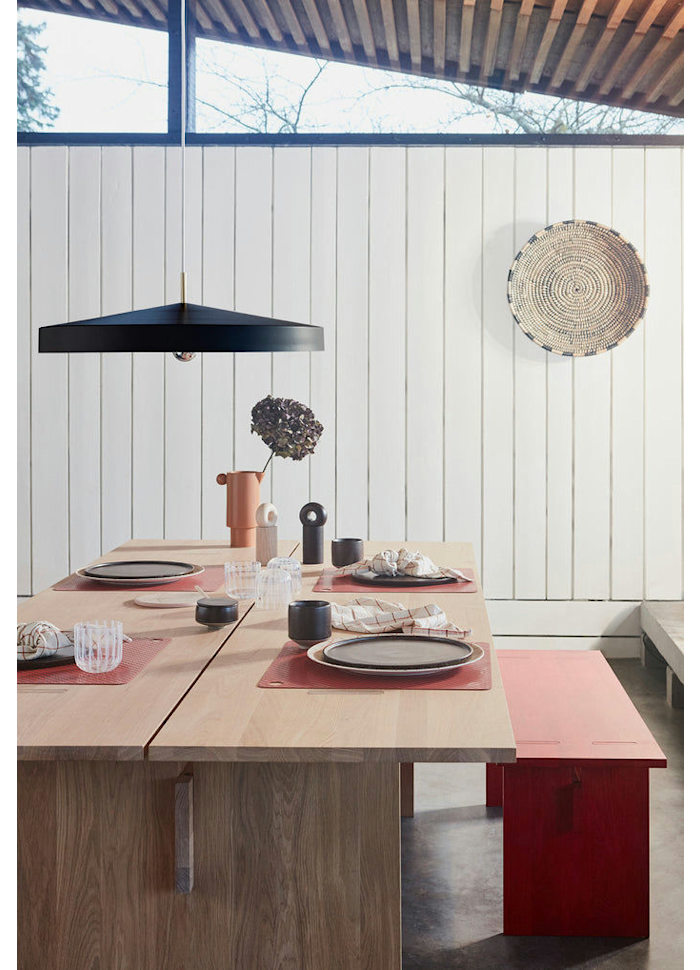 Hatto Ø65 Schwarz hängelampe Von OYOY - Die Hatto Pendelleuchte in Schwarz besticht durch ihr stilvolles Design mit matter Oberfl&auml;che, eleganten Messingdetails und einem Textilkabel.