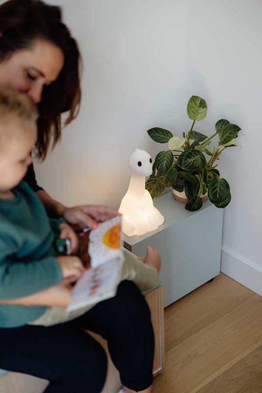 Nova First Light Weiß kinderlampe Von Mr Maria - Als Teil der Dinosauriersammlung von Herrn Maria, zu der auch Tyrannosaurus Rex und Triceratops geh&ouml;ren, ist Nova eine einzigartige Kombination aus Stil und Sicherheit.