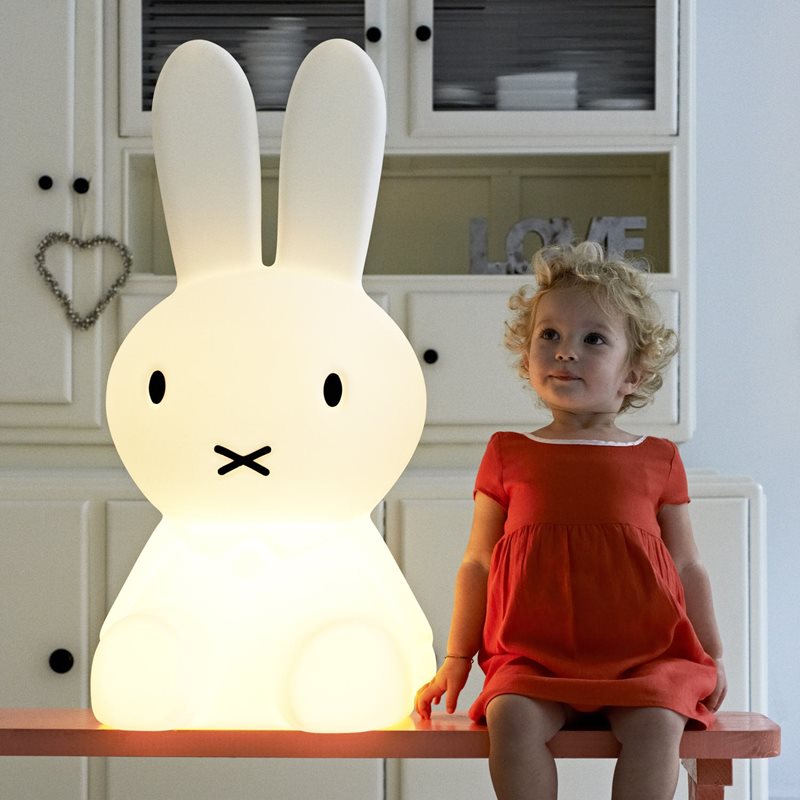Miffy XL Weiß kinderlampe Von Mr Maria - Diese wundervolle Miffy XL-Lampe erhellt jeden Raum mit Freude und Liebe und eignet sich perfekt als Nachtlicht für Kinder.