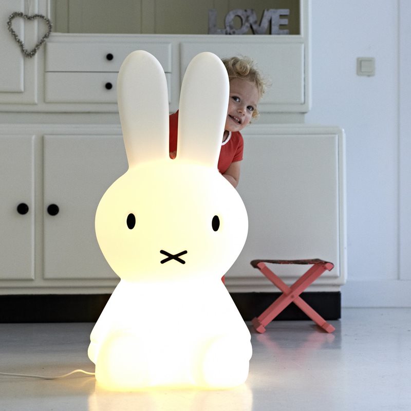 Miffy XL Weiß kinderlampe Von Mr Maria - Diese wundervolle Miffy XL-Lampe erhellt jeden Raum mit Freude und Liebe und eignet sich perfekt als Nachtlicht für Kinder.