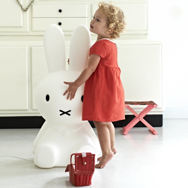 Miffy XL Weiß kinderlampe Von Mr Maria - Diese wundervolle Miffy XL-Lampe erhellt jeden Raum mit Freude und Liebe und eignet sich perfekt als Nachtlicht für Kinder.