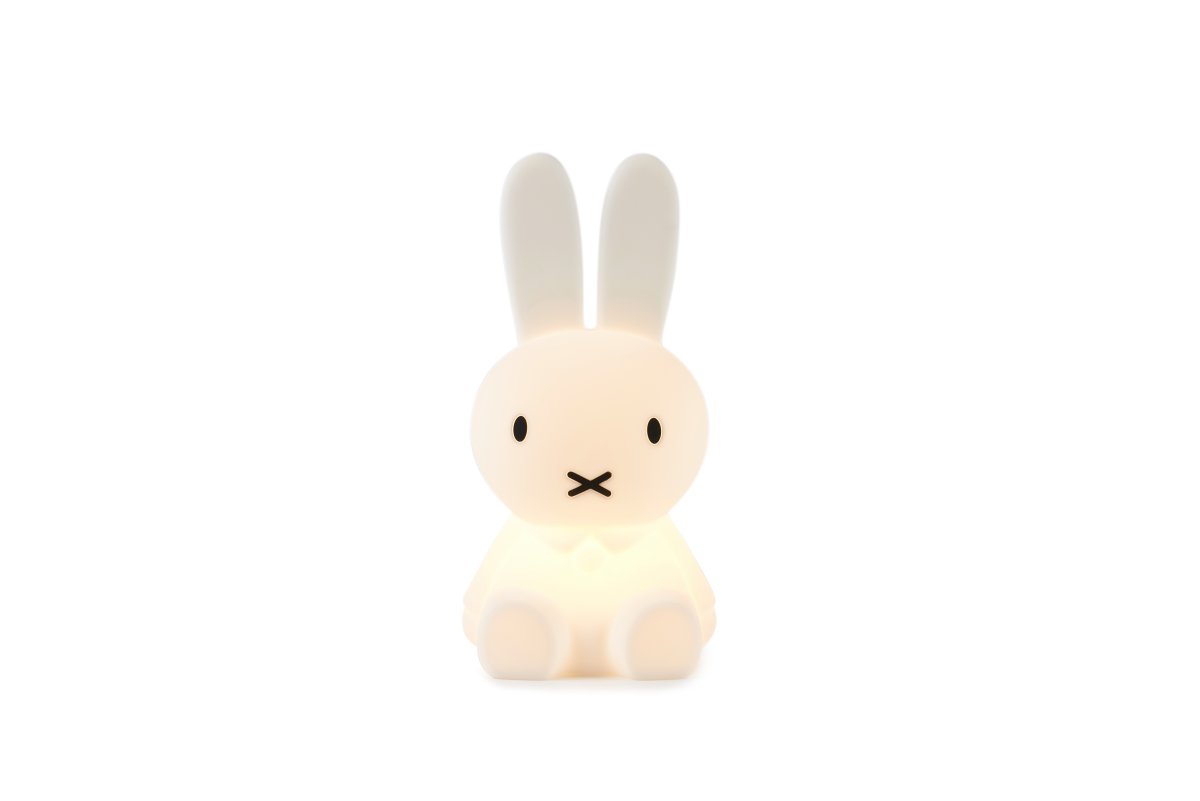 Miffy First Light Weiß kinderlampe Von Mr Maria - Miffy First Light ist über ein USB-Kabel wiederaufladbar, 30 cm hoch und verfügt über ein dimmbares LED-Modul.