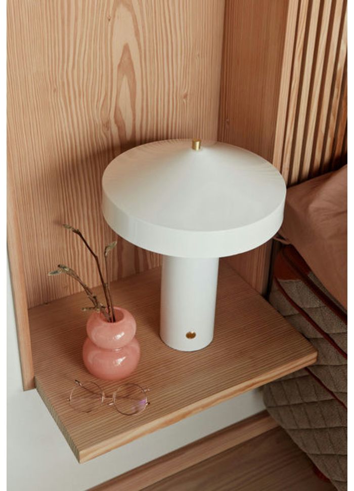 Hatto 40cm Weiß tischlampe Von OYOY - Die Leuchte ist Teil der beliebten Hatto-Serie und in mehreren modernen Farben erhältlich.