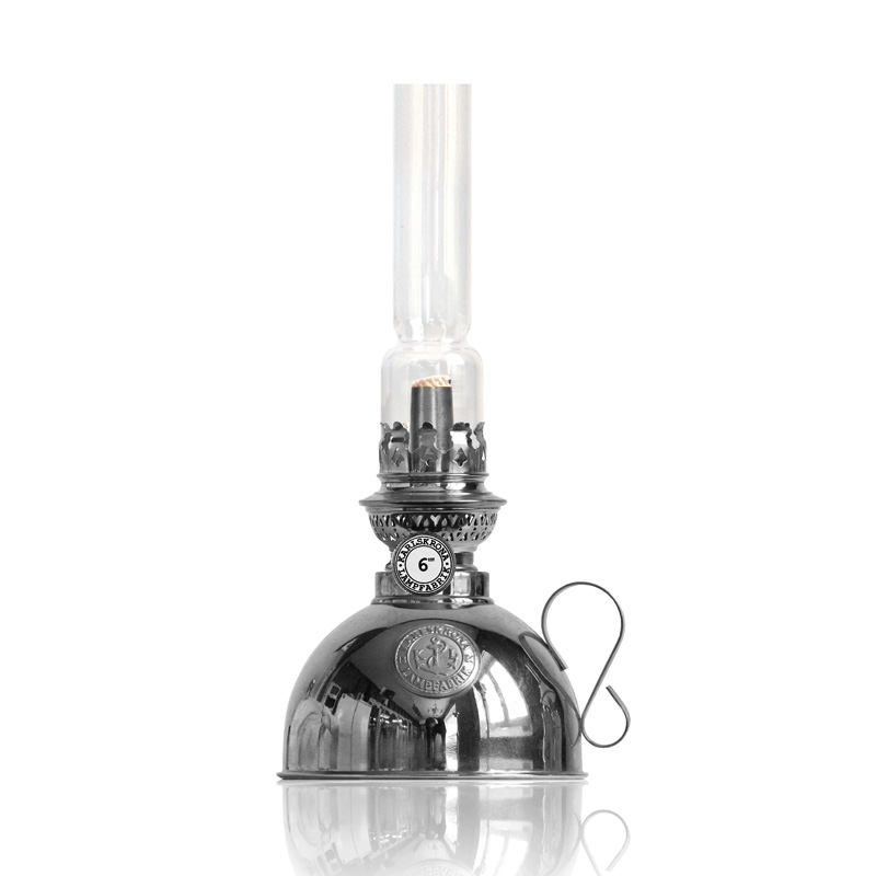 Nattlampa Nickel Von Karlskrona lampfabrik - Eine klassische kleine Taschenlampe, die urspr&uuml;nglich dazu gedacht war, auf dem Nachttisch f&uuml;r alle bereitzustehen, die im Dunkeln aufstehen mussten.