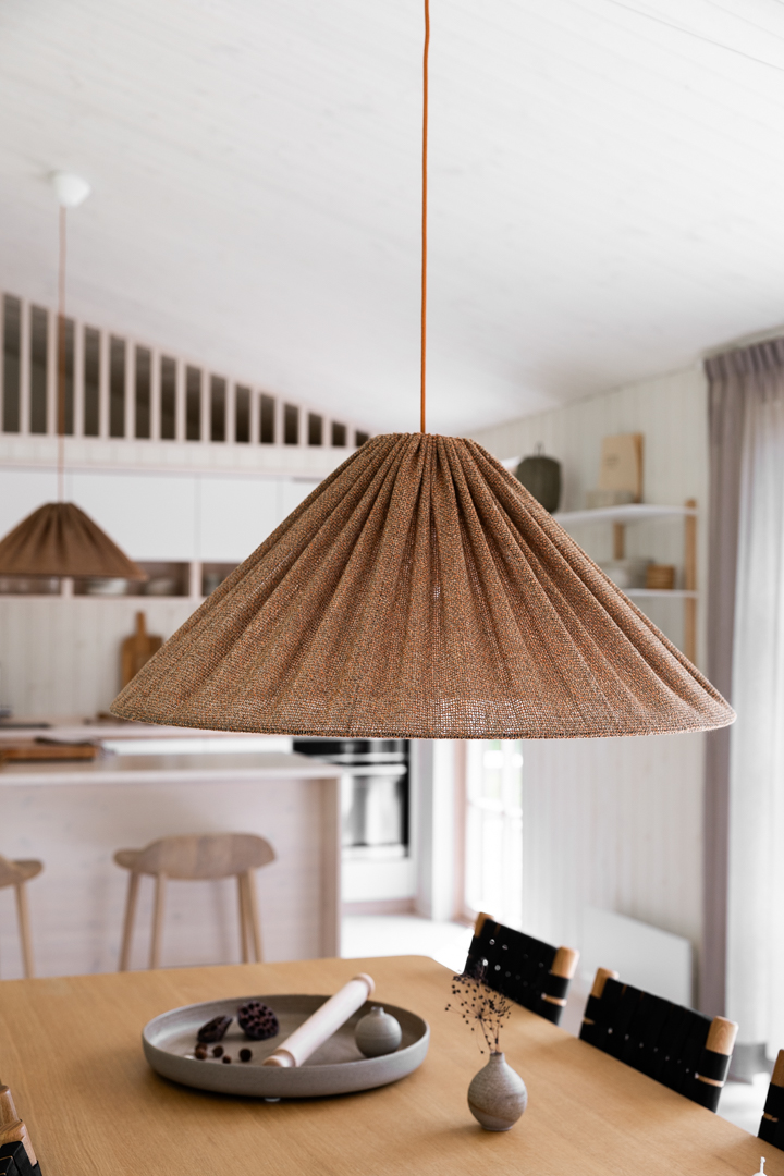 Tipi Lampenschirm Ohne Aufhängung Ø78 Orange hängelampe Von Alde & Lind - Der Stoff ist in den zweifarbigen Farben Orange und Naturleinen meliert.