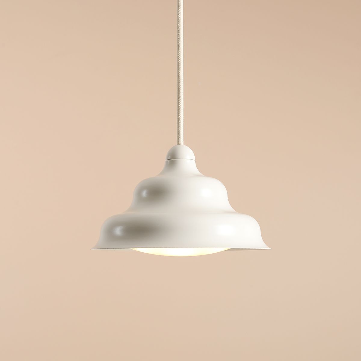 Wave Ø17 Cremeweiß hängelampe Von Artera - Wave ist eine moderne Pendelleuchte im Retro-Design und damit eine vielseitige Leuchte, die in jedes Zuhause passt.