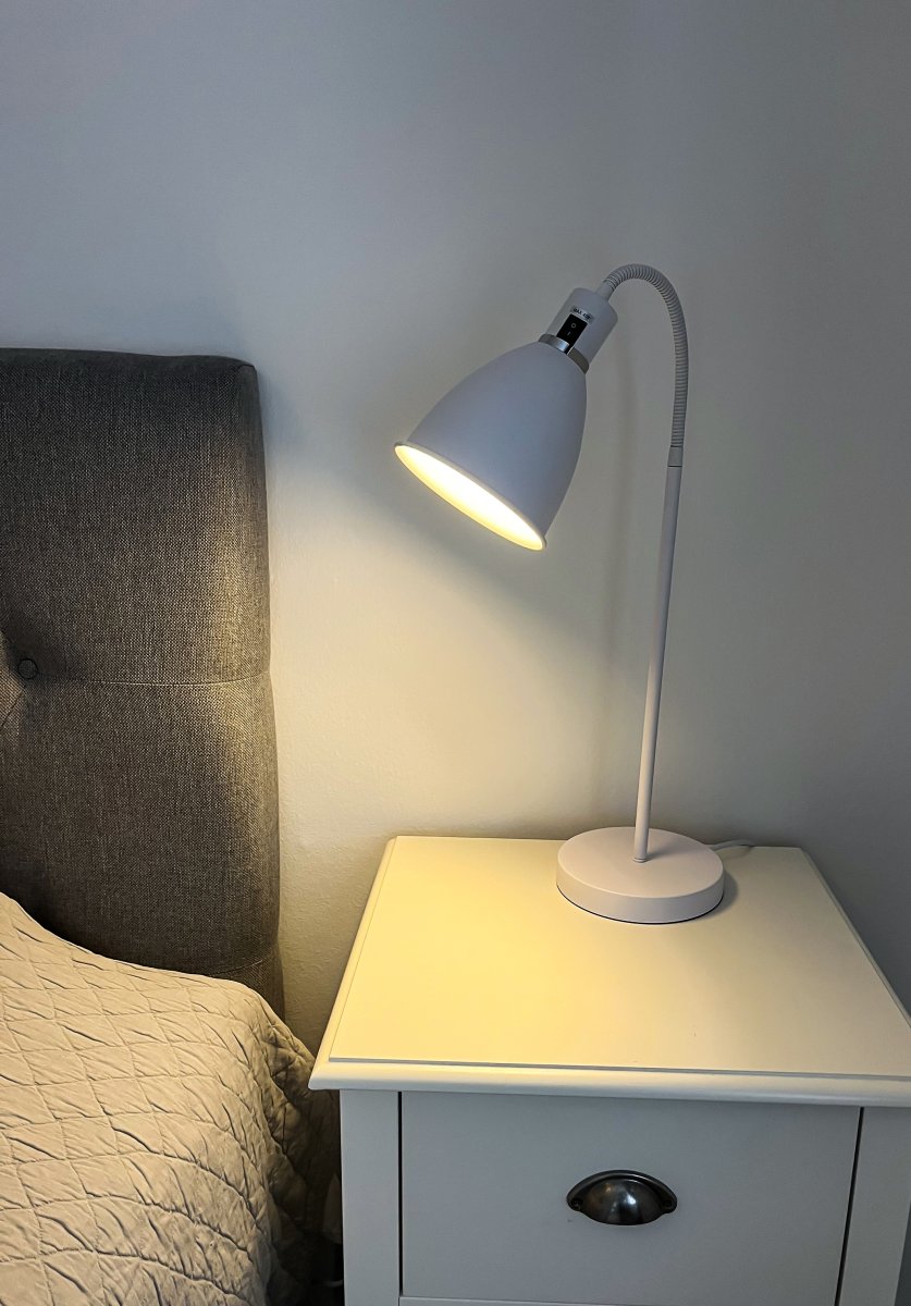 Idre 52cm Weiß schreibtischlampe Von Aneta Lighting - Die Tischleuchte Idre hat ein klassisches Design aus wei&szlig; lackiertem Metall mit einem chromfarbenen Dekoring.