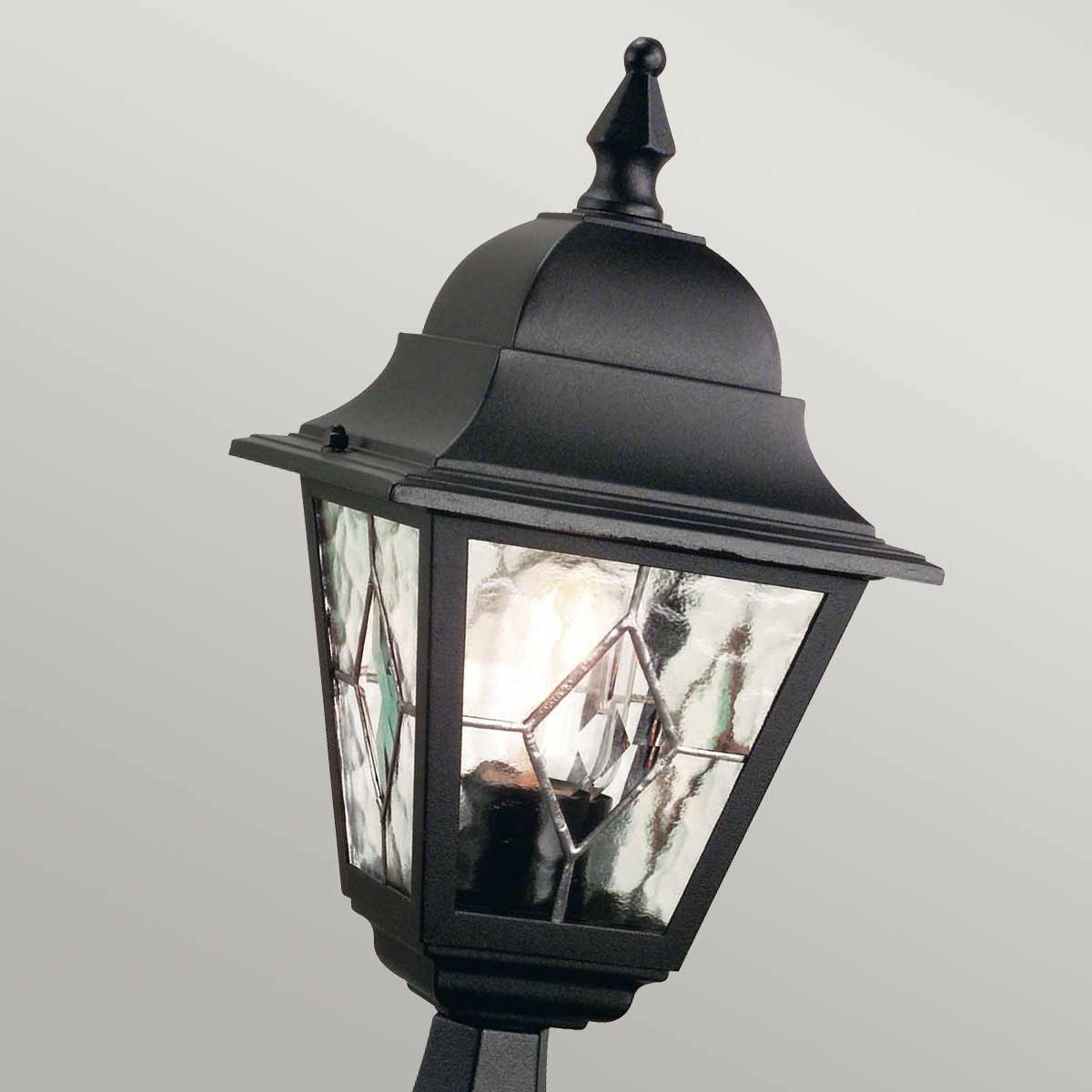 Norfolk 44cm Schwarz Von Elstead Lighting - Die Stehlampe Norfolk bietet mit ihren Bleiglasplatten ein klassisches und stilvolles Design, wobei jede Platte aus fünf handgeschliffenen Glasstücken besteht.