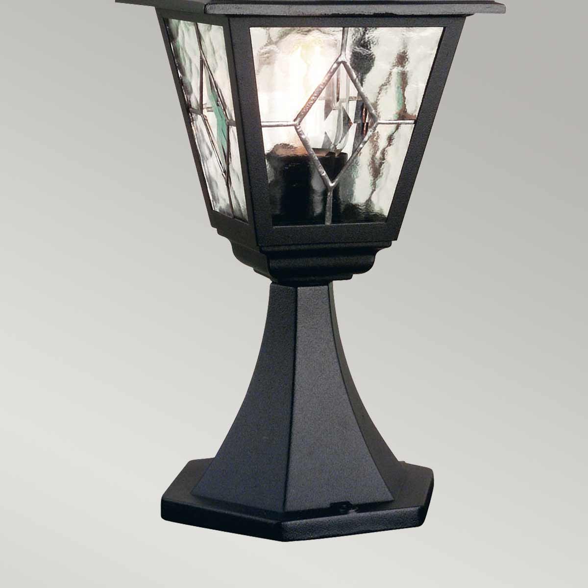 Norfolk 44cm Schwarz Von Elstead Lighting - Die Stehlampe Norfolk bietet mit ihren Bleiglasplatten ein klassisches und stilvolles Design, wobei jede Platte aus fünf handgeschliffenen Glasstücken besteht.