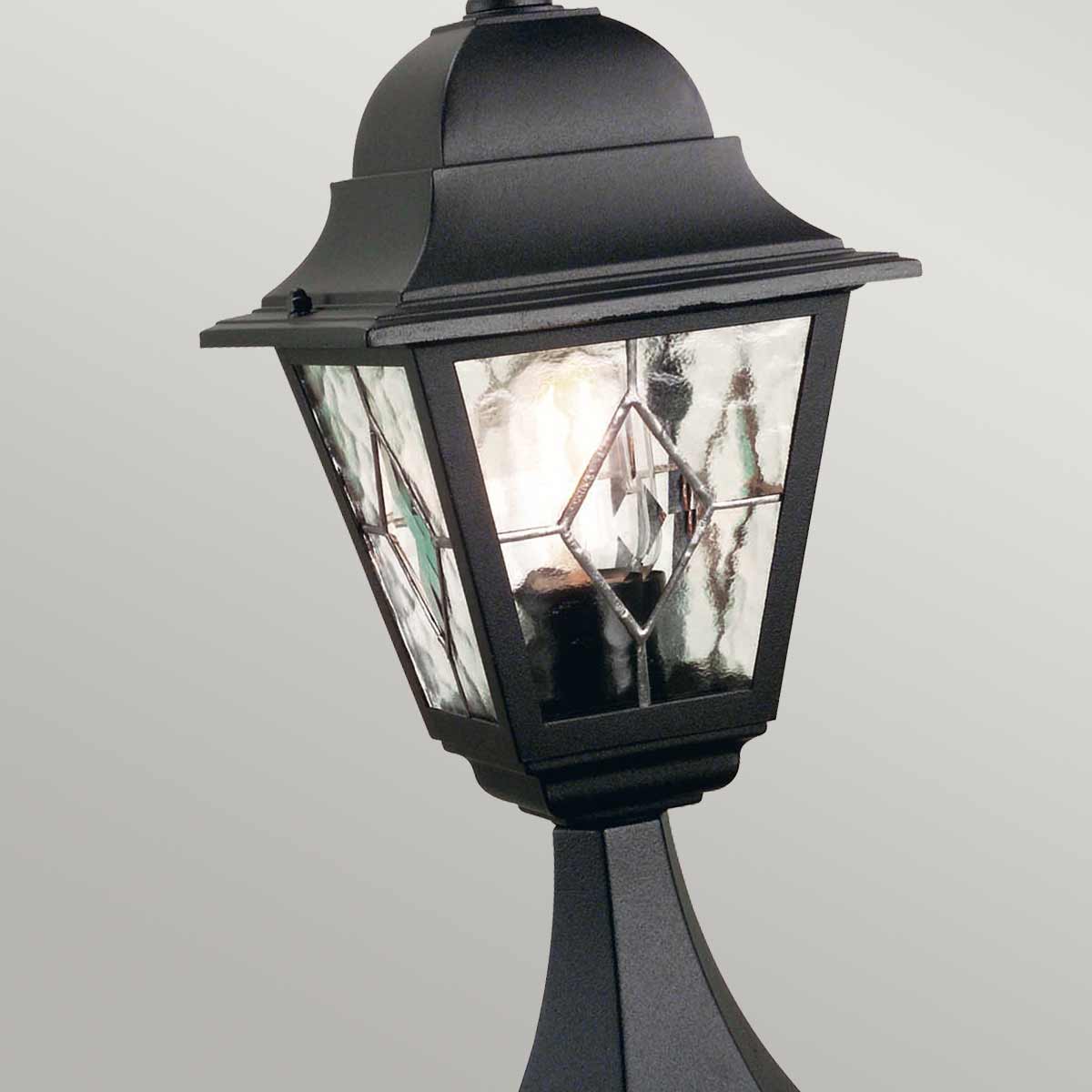Norfolk 44cm Schwarz Von Elstead Lighting - Die Stehlampe Norfolk bietet mit ihren Bleiglasplatten ein klassisches und stilvolles Design, wobei jede Platte aus fünf handgeschliffenen Glasstücken besteht.