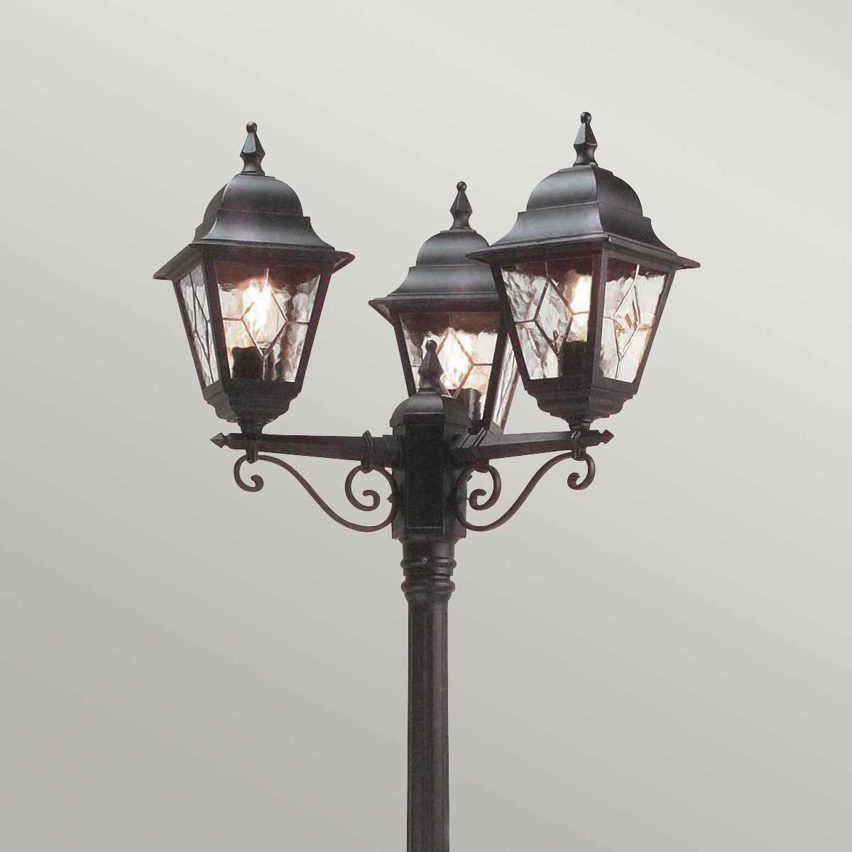 Norfolk 227cm Schwarz kandelaber Von Elstead Lighting - Jedes Paneel der Laternen besteht aus fünf handgeschliffenen Glasstücken, die für ein schönes und traditionelles Aussehen sorgen.