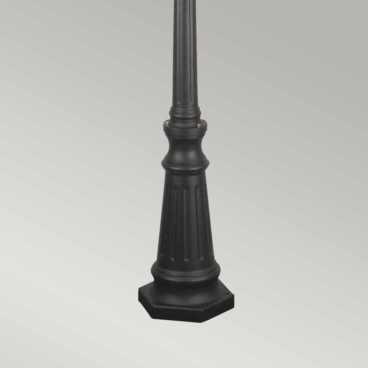 Norfolk 227cm Schwarz kandelaber Von Elstead Lighting - Jedes Paneel der Laternen besteht aus fünf handgeschliffenen Glasstücken, die für ein schönes und traditionelles Aussehen sorgen.