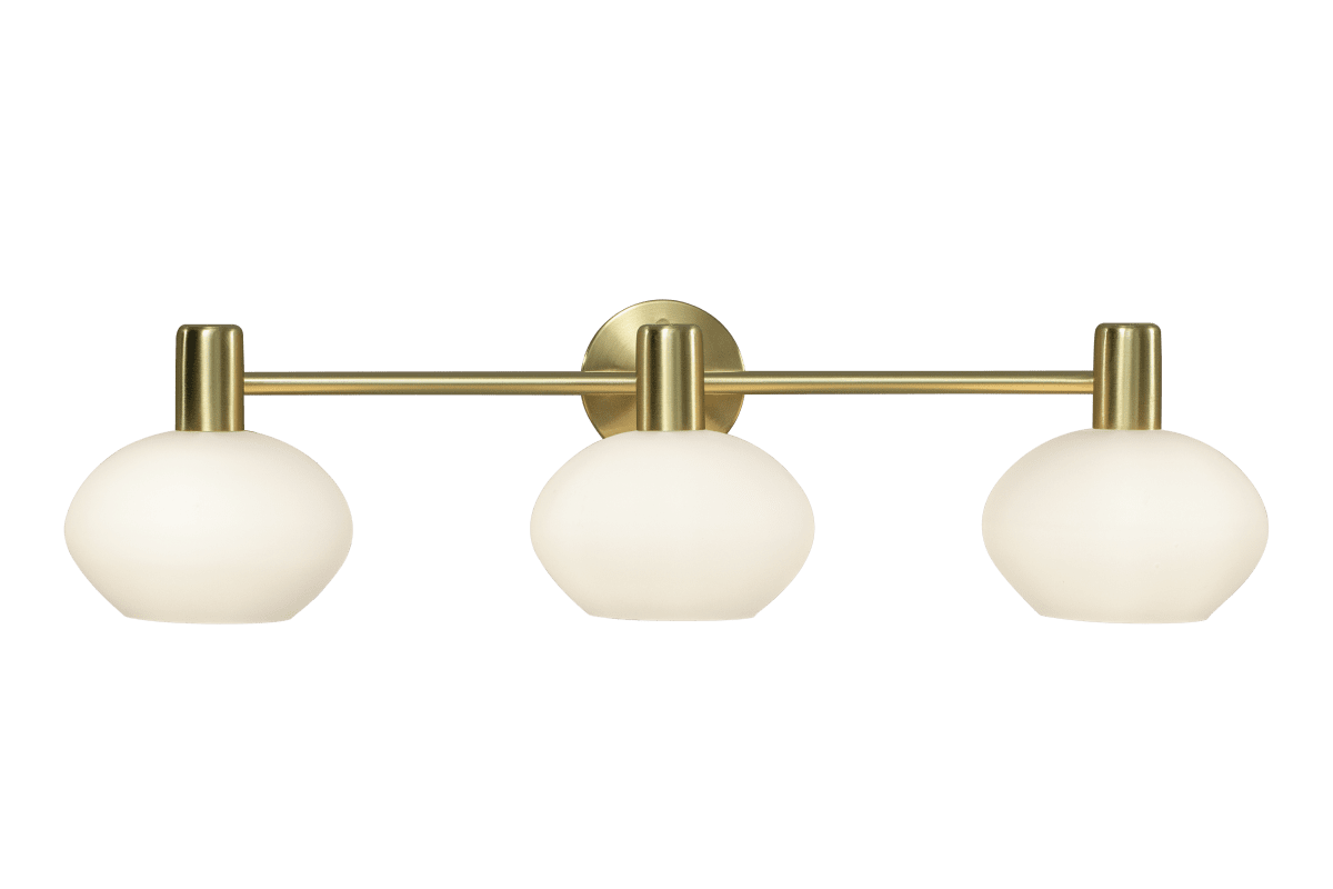 Elba 63cm Mattes Messing badezimmerlampe Von Aneta Lighting - Diese aus Metall in mattiertem Messing gefertigte Wandleuchte verfügt über ein elegantes Design mit drei formschönen, opalweißen Glasschirmen, die ein weiches und angenehmes Licht erzeugen.