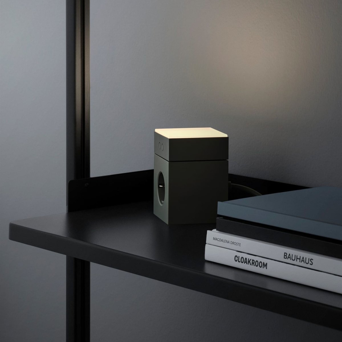 LAMP 1 - EU Grün Von Avolt - Diese praktische kleine Lampe wird direkt an die Steckdose (230 V) angeschlossen und eignet sich perfekt als Nachtlicht oder Stimmungslicht im Flur, Schlafzimmer oder anderen R&auml;umen, in denen Sie ein sanftes Licht w&uuml;nschen.
