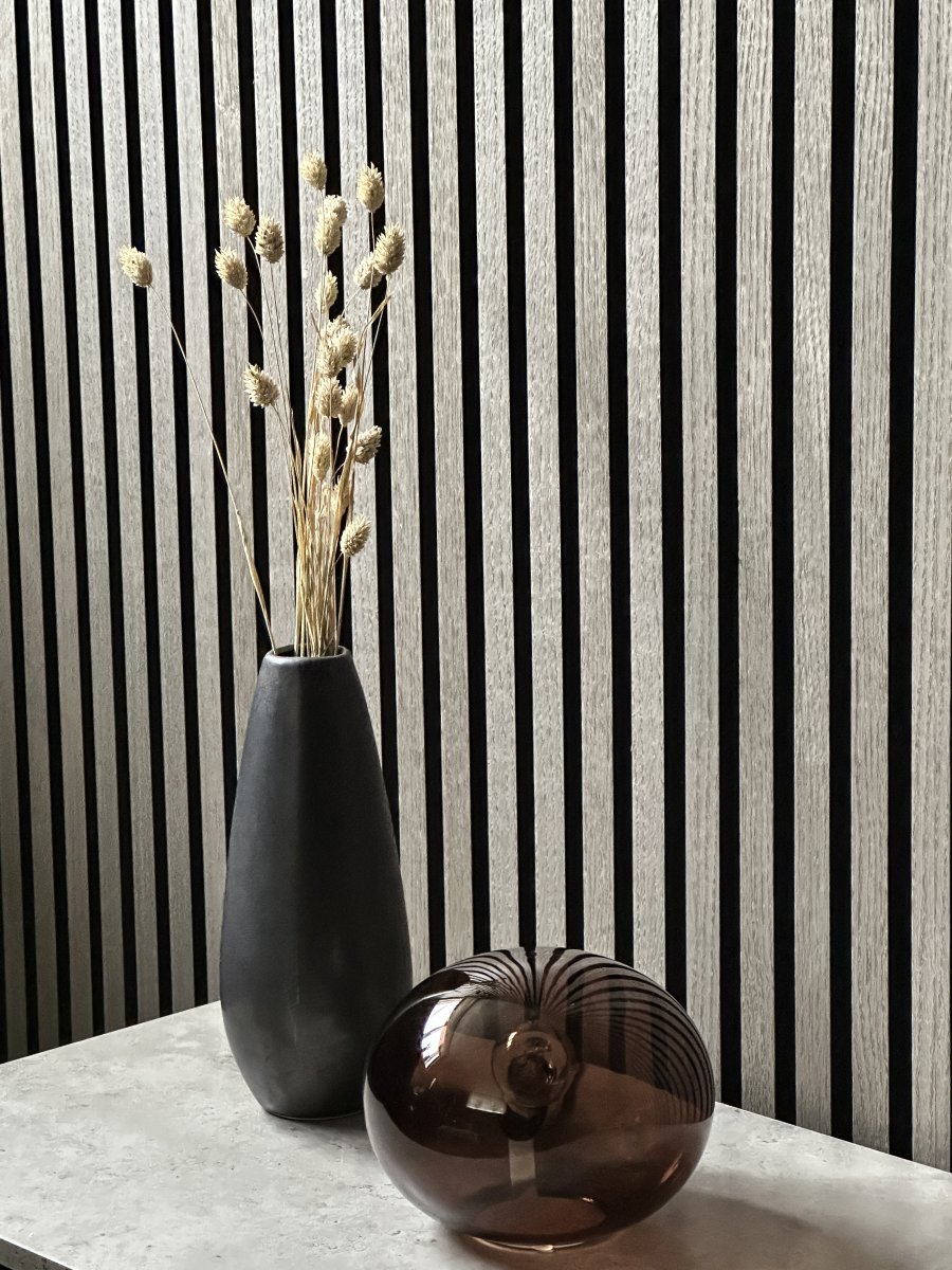 Globus 14cm Braun tischlampe Von Aneta Lighting - Globus-Tischleuchte aus Braunglas mit einer Lichtquelle im Inneren der Glaskugel, die f&uuml;r dekoratives und gem&uuml;tliches Licht sorgt.