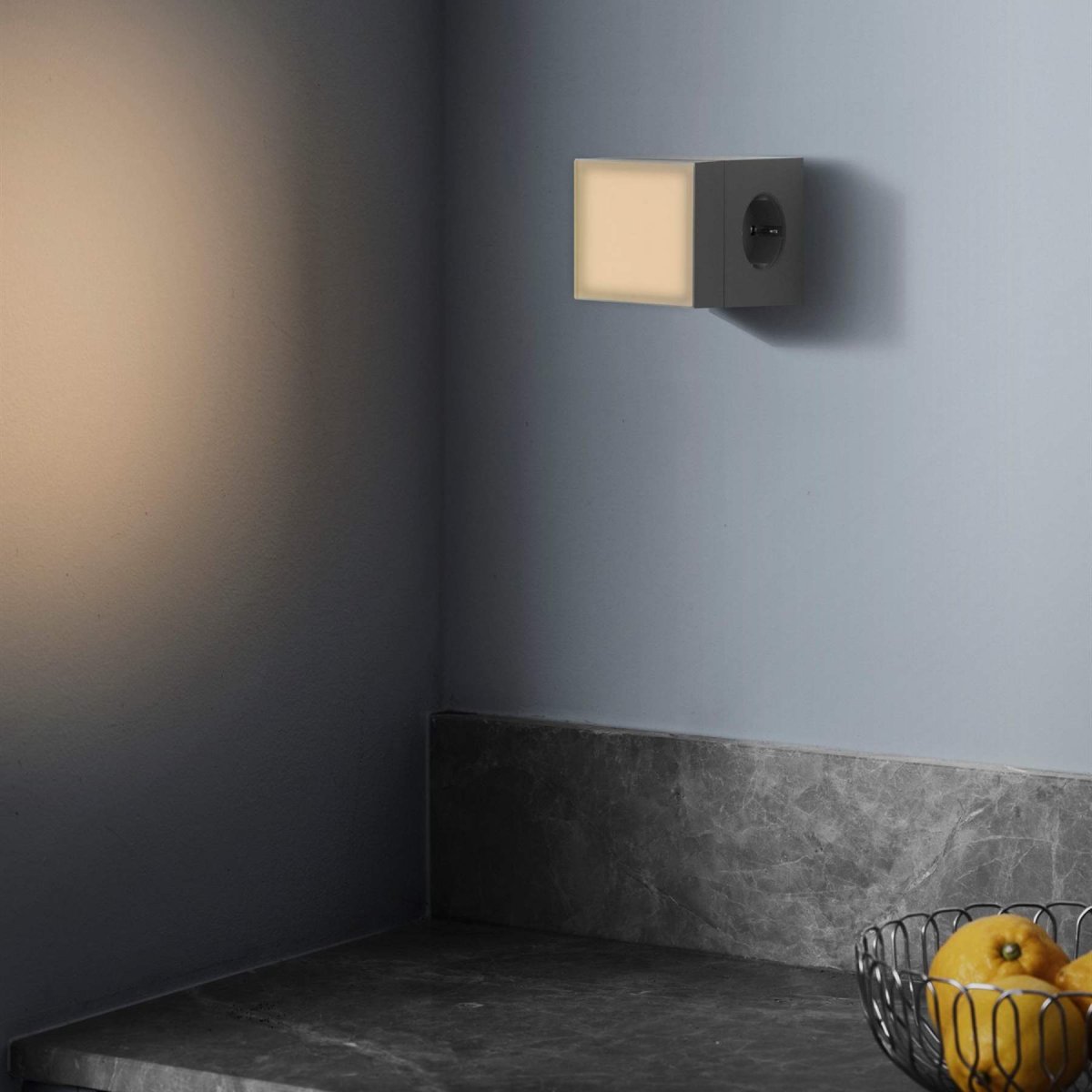 LAMP 1 - EU Grau Von Avolt - Diese praktische kleine Lampe wird direkt an die Steckdose (230 V) angeschlossen und eignet sich perfekt als Nachtlicht oder Stimmungslicht im Flur, Schlafzimmer oder anderen R&auml;umen, in denen Sie ein sanftes Licht w&uuml;nschen.