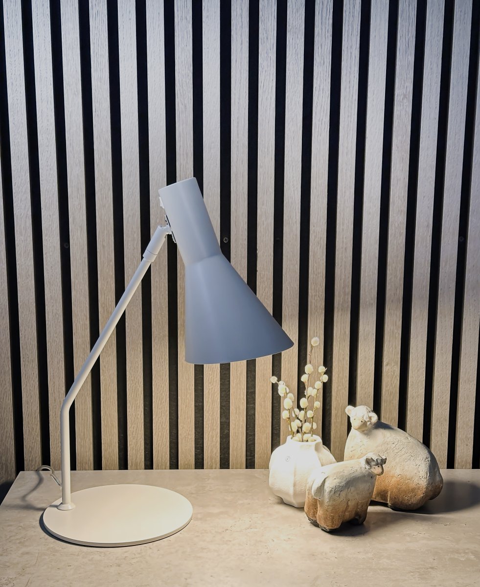Ceres 46cm Beige schreibtischlampe Von Aneta Lighting - Die Tischleuchte CERES hat ein stilvolles und zeitloses Design mit geraden und klaren Formen.