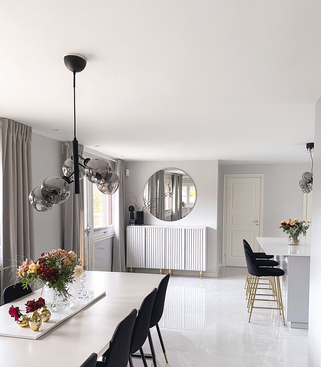 Atom Ø48 Rauchfarben hängelampe Von Aneta Lighting - Die fünf Glaskuppeln aus Rauchglas sorgen für eine angenehme Lichtverteilung im Raum, ohne zu blenden.