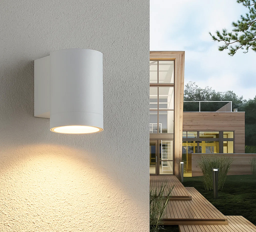 Oden Single Weiß außenlampe Von Lampan - Lampan lyser fint ner p&aring; v&auml;ggen och skapar en h&auml;rlig atmosf&auml;r.