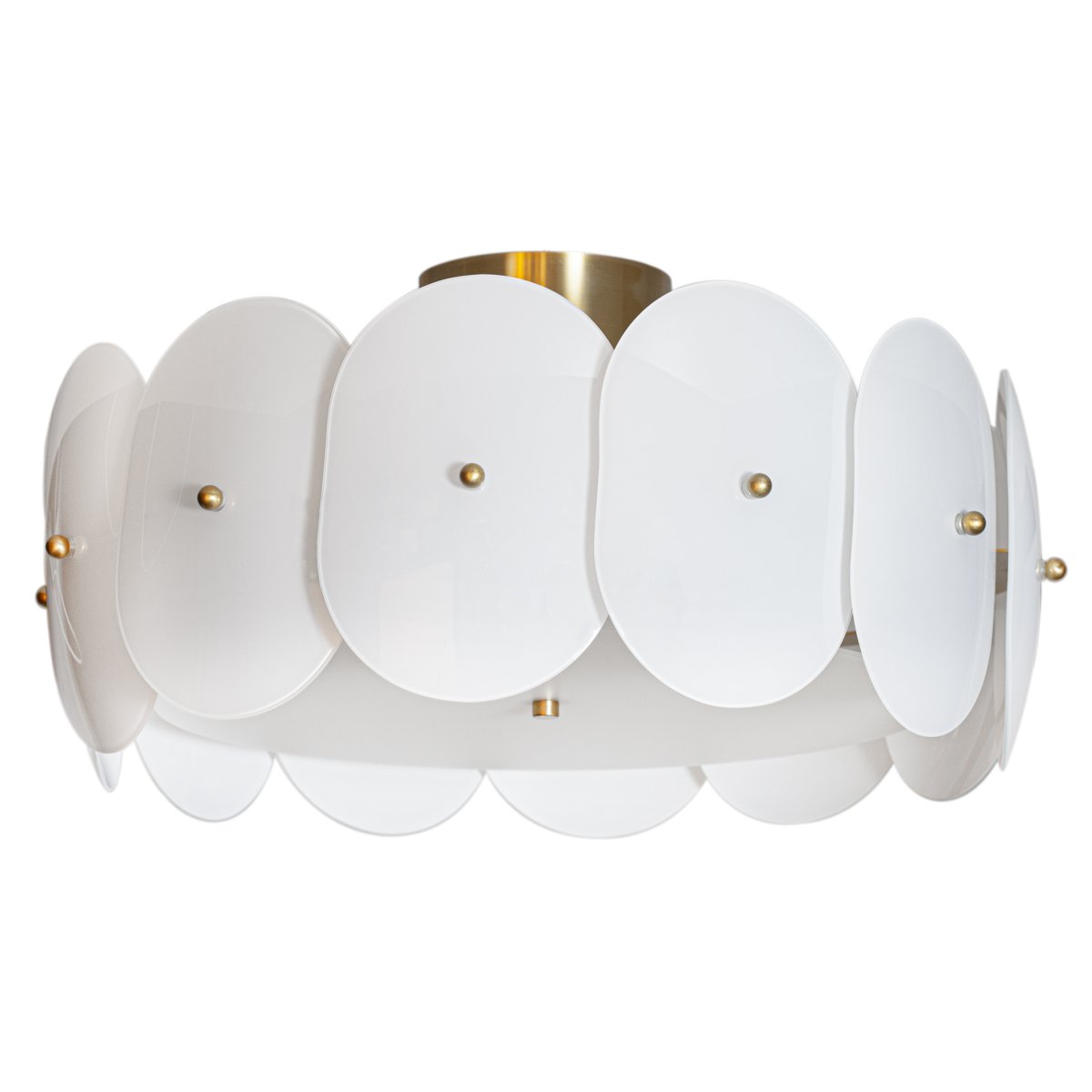 Omlott Ø53 Weiß deckenleuchte Von By Rydéns - Eine wunderschöne Deckenlampe ist darum gewickelt und verleiht dem Raum mit den Messingdetails Eleganz.