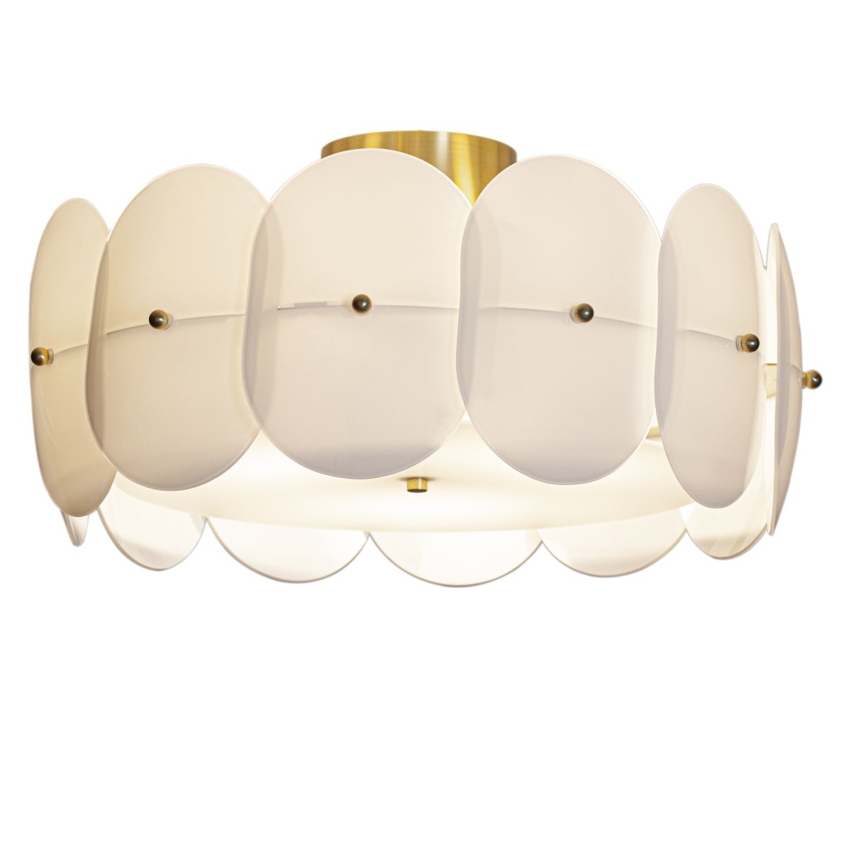 Omlott Ø53 Weiß deckenleuchte Von By Rydéns - Eine wunderschöne Deckenlampe ist darum gewickelt und verleiht dem Raum mit den Messingdetails Eleganz.