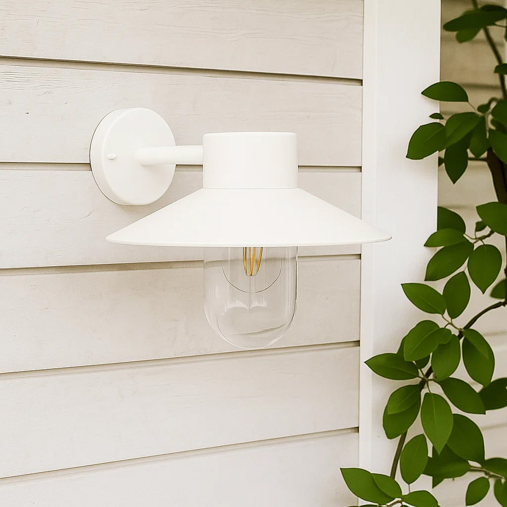 Onsala Weiß außenlampe Von Nordic Lighting - Sie eignet sich besonders f&uuml;r den Einsatz im Eingangsbereich, auf der Terrasse oder in der Garage.