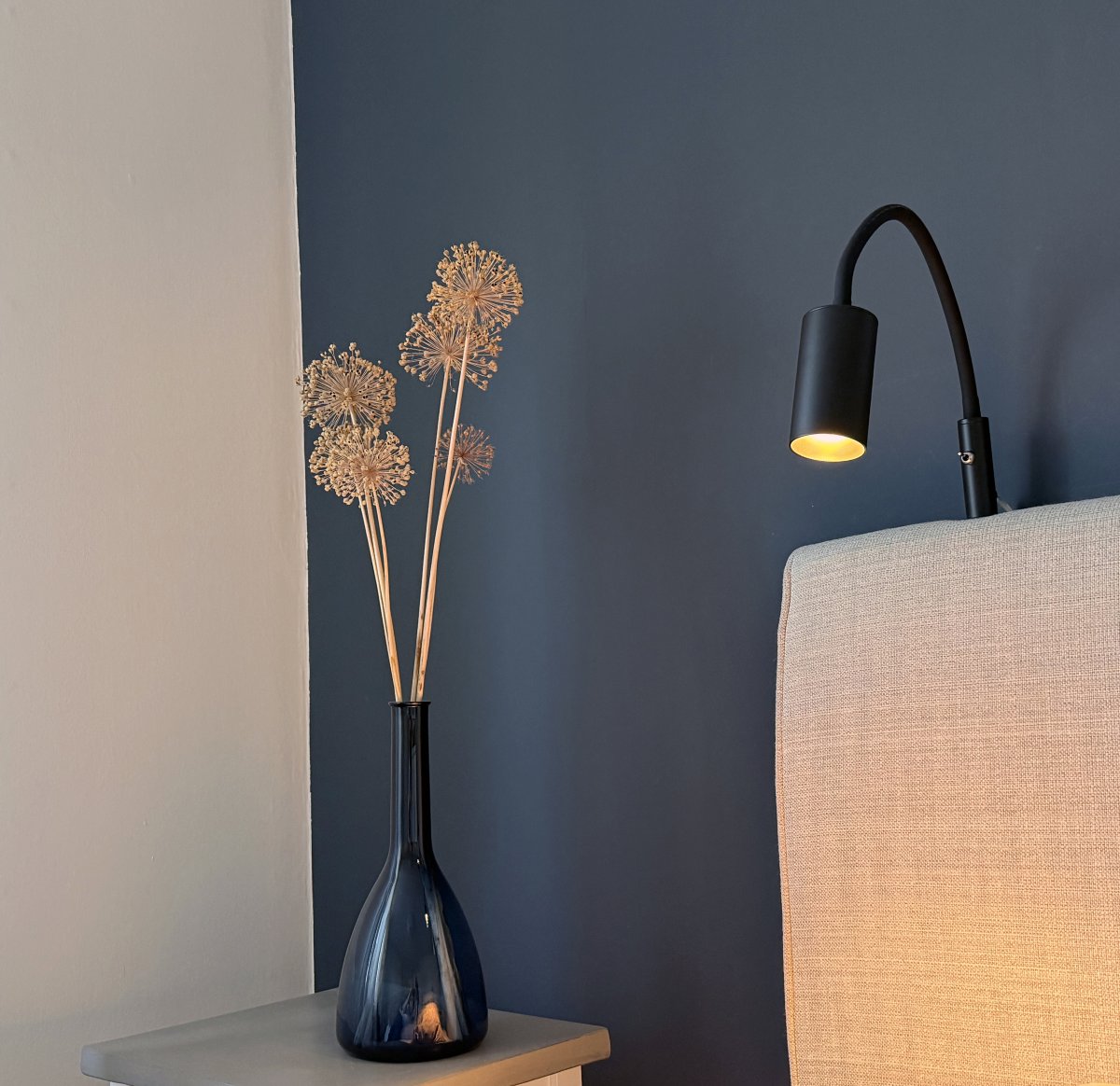 Hugin Flex Schwarz leselampe Von Aneta Lighting - Ihr schlichtes und klares Design passt in die meisten Wohnumgebungen.