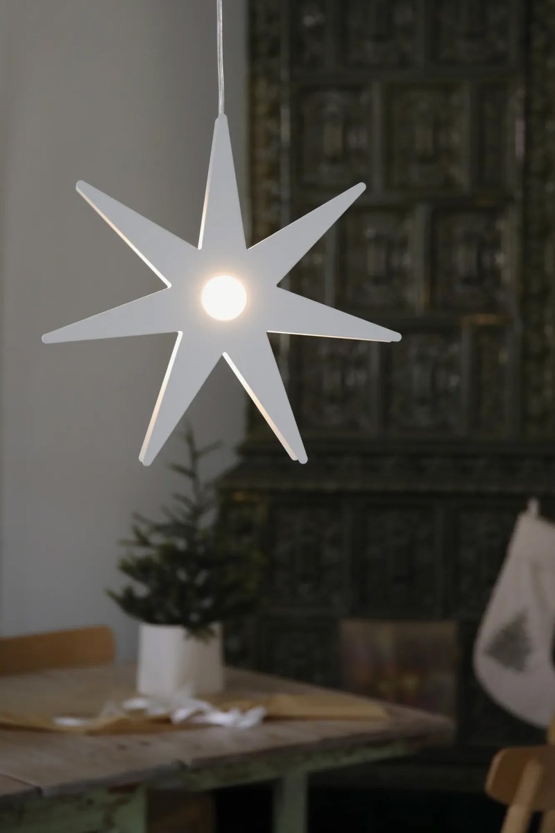 Origo Ø37 Weiß Von Markslöjd - Der Origo Adventsstern ist ein stilvoller und moderner Weihnachtsstern aus wei&szlig;em Metall, der f&uuml;r eine gem&uuml;tliche Atmosph&auml;re in Ihrem Zuhause sorgt.