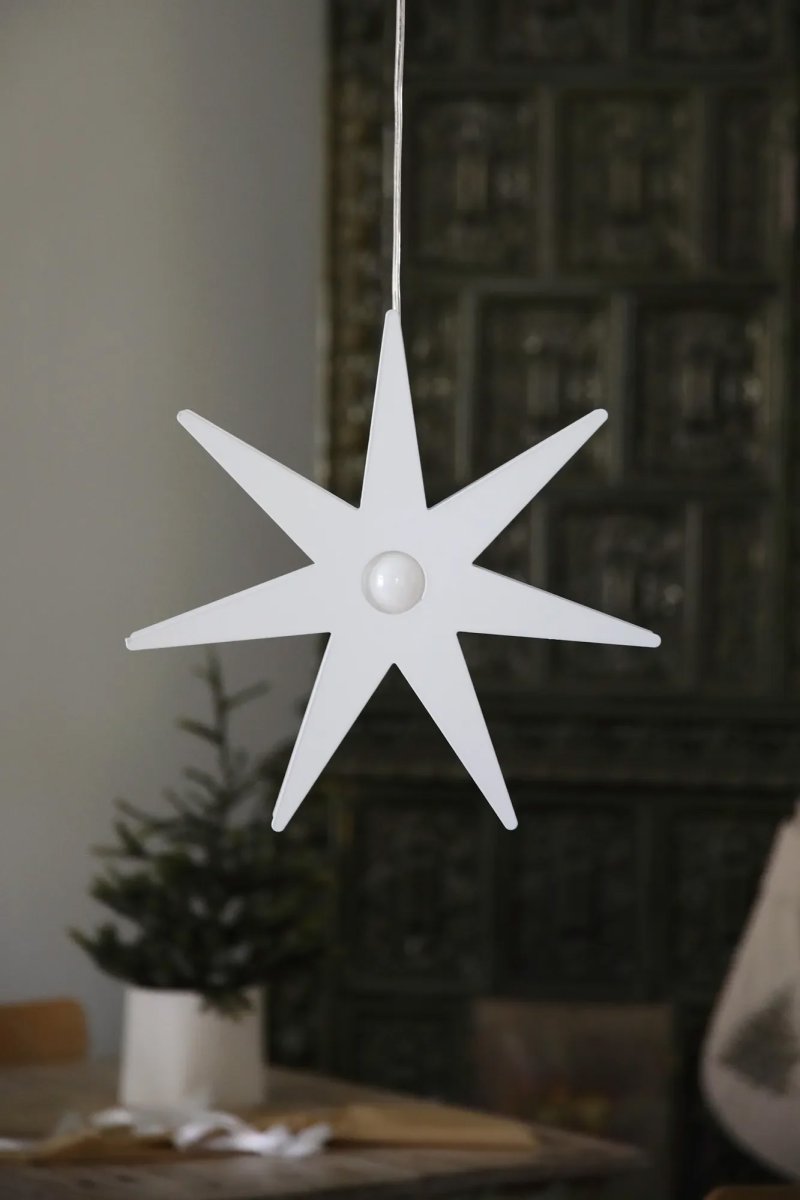 Origo Ø37 Weiß Von Markslöjd - Der Origo Adventsstern ist ein stilvoller und moderner Weihnachtsstern aus wei&szlig;em Metall, der f&uuml;r eine gem&uuml;tliche Atmosph&auml;re in Ihrem Zuhause sorgt.