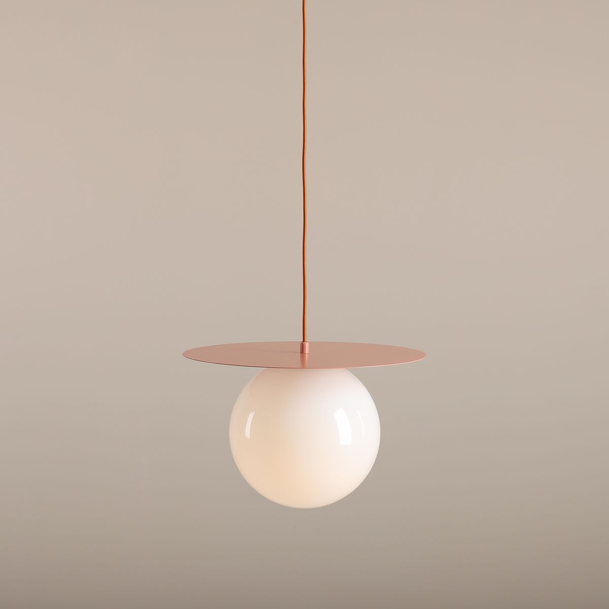 Loop Ø40 Koralle hängelampe Von Artera - Loop ist eine moderne Pendelleuchte im Retro-Design in einem schönen Korallenrosa.