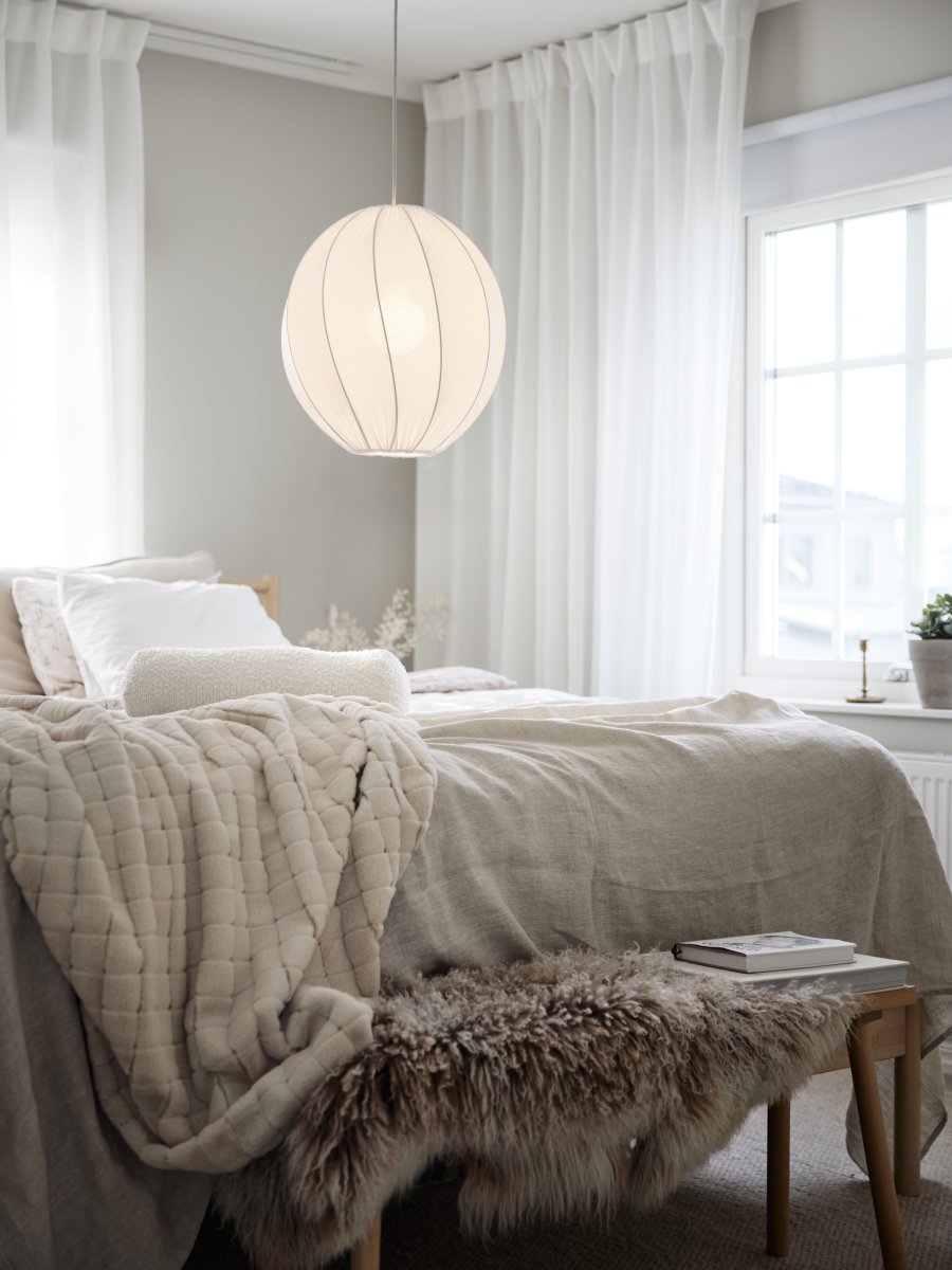 Olivia Ø35 Weiß hängelampe Von PR Home - Das Dachfenster Olivia hat eine klassische Form in einem neuen Stil mit einem Twist und ist durch den Jersey-Stoff ein echter Hingucker.