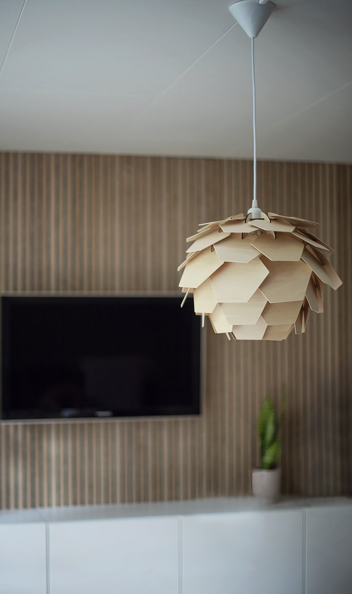 Carpatica Ø40 Natur hängelampe Von Aneta Lighting - Der Deckenbaldachin ist aus weißem Kunststoff zur Hakenaufhängung und mit Klemmleiste ausgestattet.