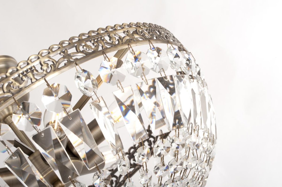 Classic Ø45 Antikes Messing kristall Von Norrsken Design - Erleben Sie zeitlose Eleganz mit dieser exklusiven Deckenleuchte aus antikem Messing, verziert mit handgeschliffenem K9-Kristall der Klasse 1.