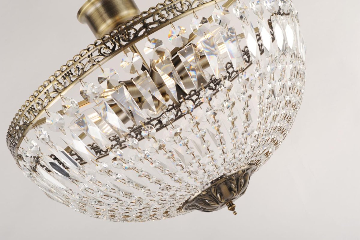 Classic Ø55 Antikes Messing kristall Von Norrsken Design - Die funkelnden Kristalle reflektieren das Licht auf bezaubernde Weise und sorgen f&uuml;r einen wundersch&ouml;nen Glanz im Raum.