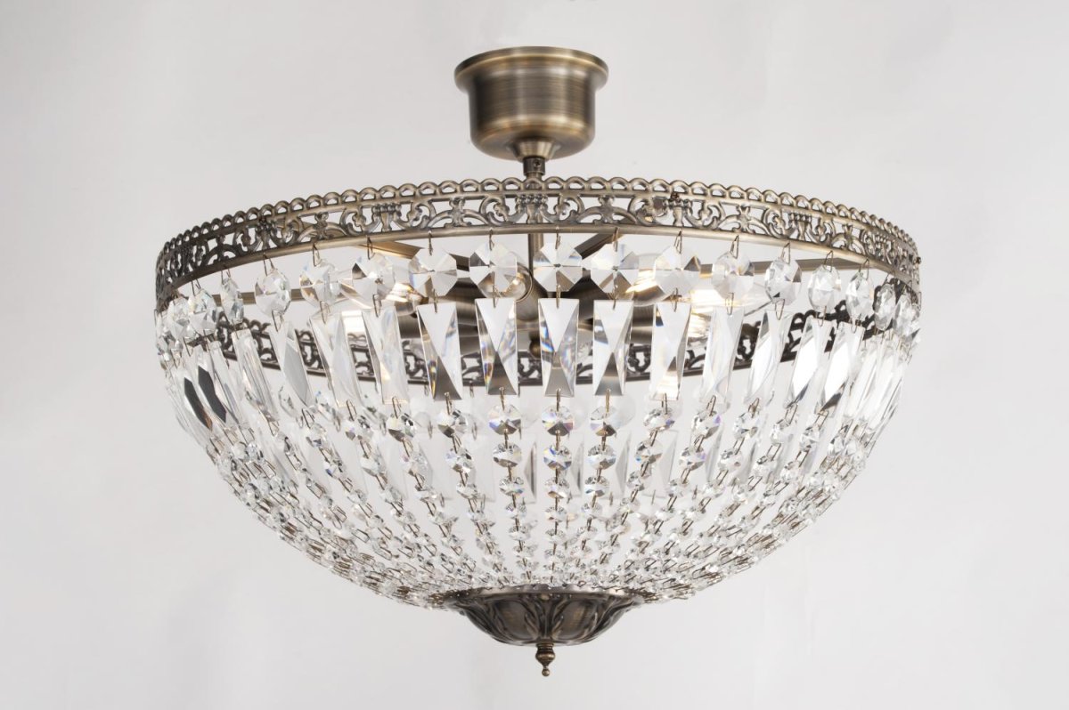 Classic Ø55 Antikes Messing kristall Von Norrsken Design - Die funkelnden Kristalle reflektieren das Licht auf bezaubernde Weise und sorgen f&uuml;r einen wundersch&ouml;nen Glanz im Raum.