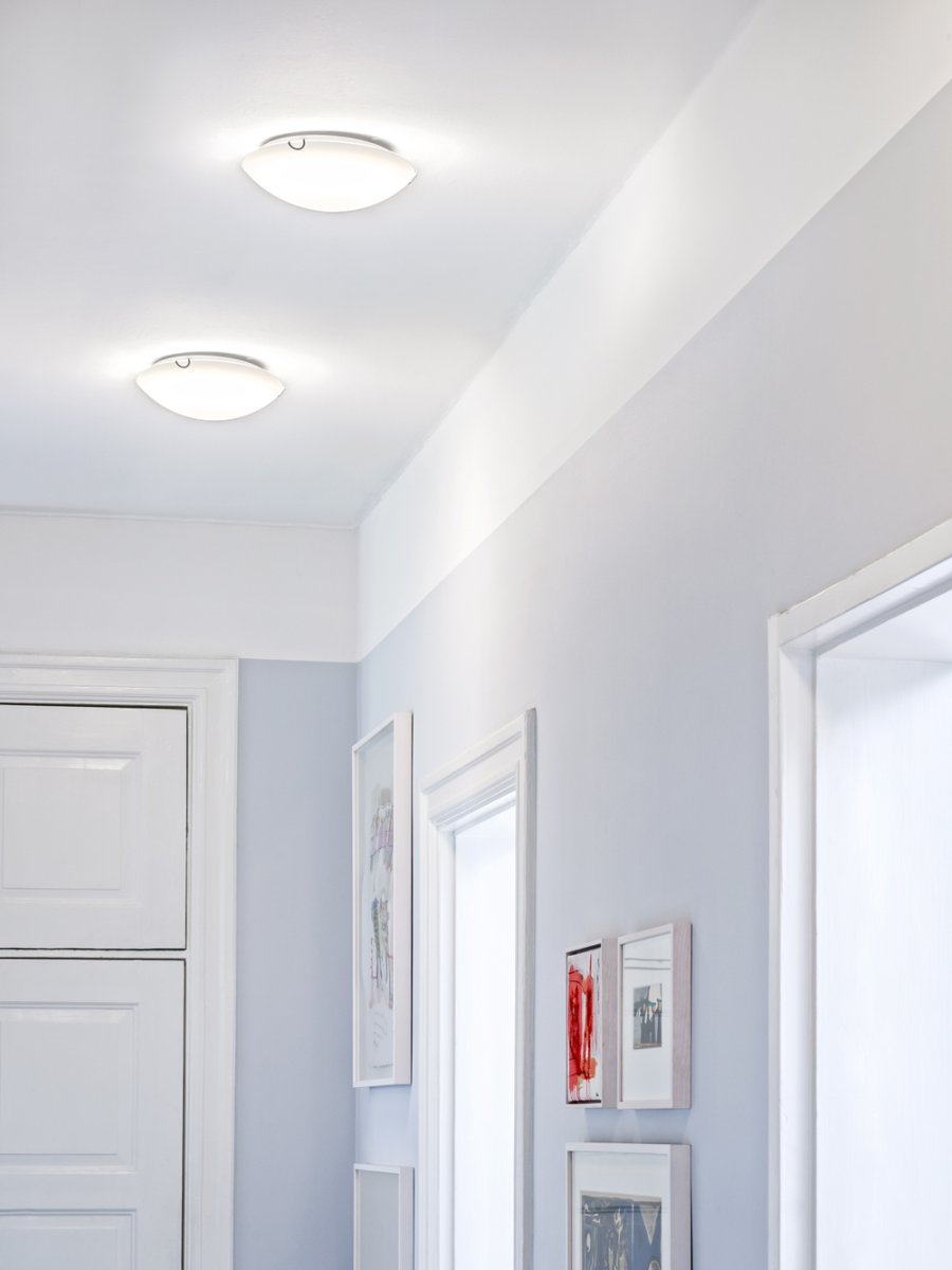 Viggen Ø30 Opal deckenleuchte Von Cottex - Der weiße Glasschirm verbreitet ein weiches und gleichmäßiges Licht und sorgt so für eine angenehme Atmosphäre im Raum.