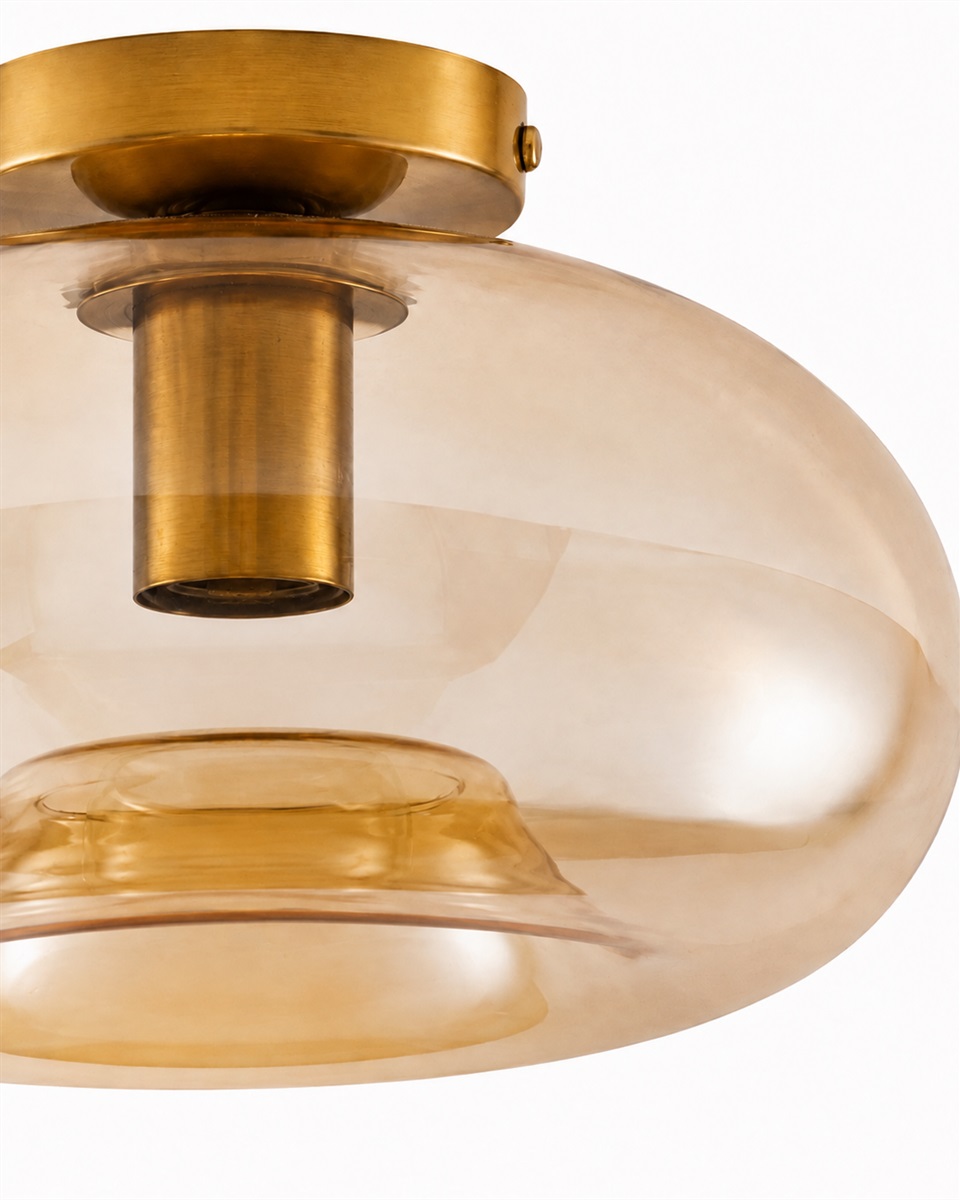 Munc Ø28 Bernstein deckenleuchte Von Lampan - Munc ist eine elegante Deckenleuchte, die Glas und Metall in einem sanften und stilvollen Design vereint.