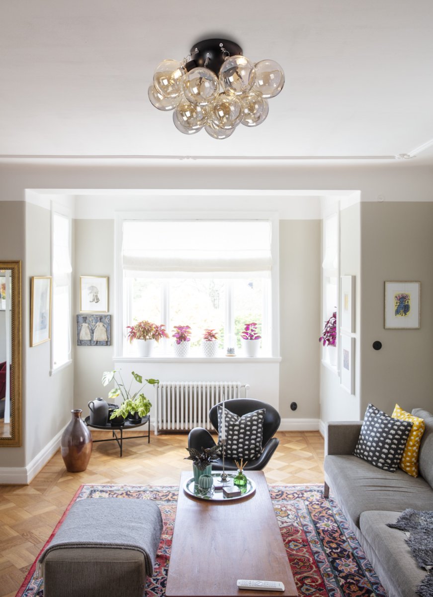 Monaco Ø30 Bernstein deckenleuchte Von Lampan - Zentral in der Lampe befinden sich drei Lichtquellen, die im eingeschalteten Zustand durch die Glaskuppeln f&uuml;r ein weiches und angenehmes Licht sorgen.