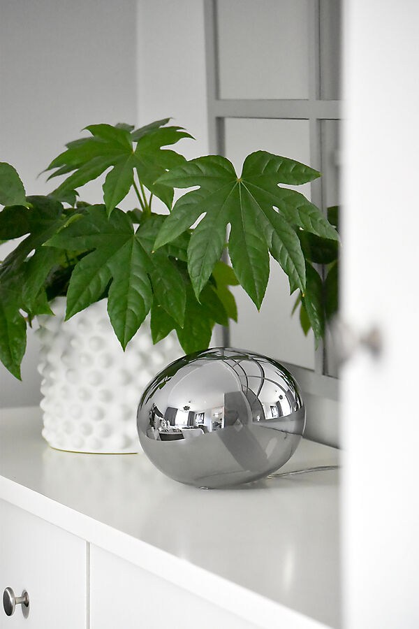 Globus 14cm Rauchfarben tischlampe Von Aneta Lighting - Globus-Tischleuchte aus Rauchglas mit einer Lichtquelle im Inneren der Glaskugel, die f&uuml;r dekoratives und gem&uuml;tliches Licht sorgt.