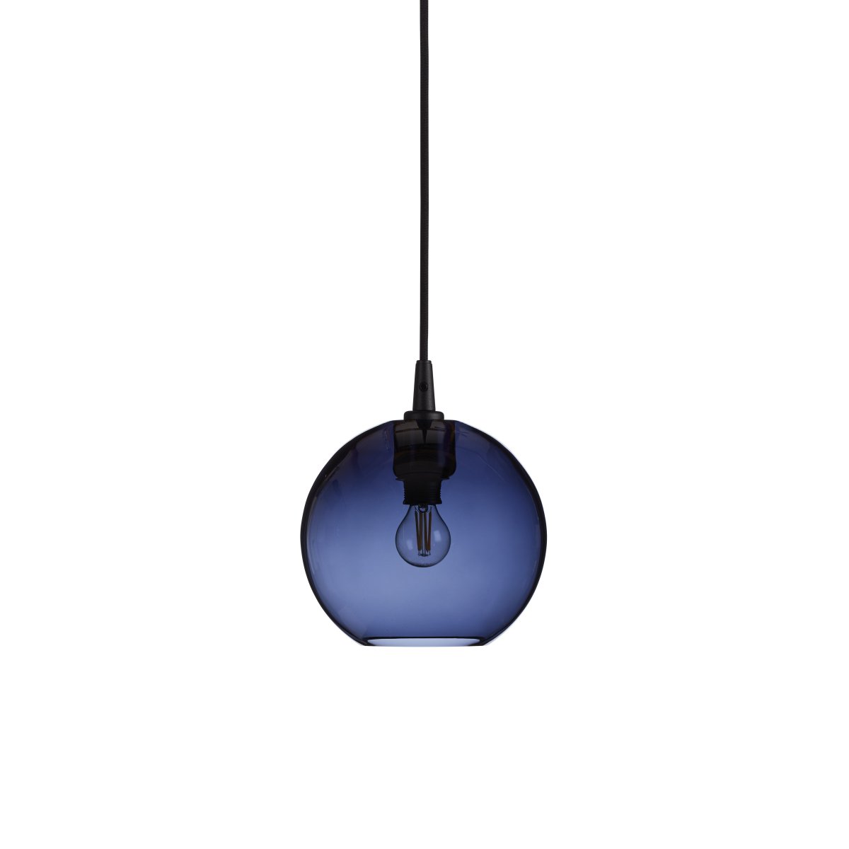 Gloria Ø20 Blau/Schwarz hängelampe Von Belid - Jede Gloria-Lampe ist mit ihrer mundgeblasenen Oberfl&auml;che ein Unikat und verleiht Ihrem Zuhause Charakter und Pers&ouml;nlichkeit.