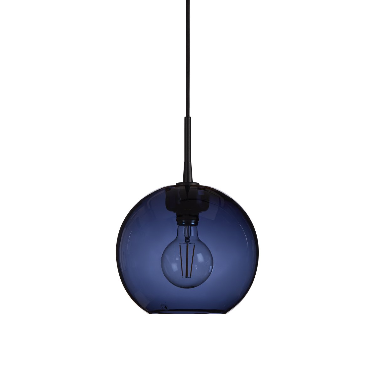 Gloria Ø26 Blau/Schwarz hängelampe Von Belid - Gloria ist eine elegante Deckenleuchte mit einem Schirm aus mundgeblasenem Rauchglas und einem Rahmen aus Messing oder schwarz lackiertem Metall.
