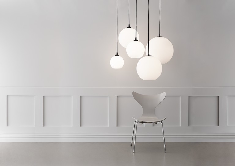 Capo Ø35 Weiß hängelampe Von Belid - Die Anhängerleuchte Capo ist eine klassische Pendelleuchte in Kugelform mit wunderschönem Opalglas und feinen Metalldetails.