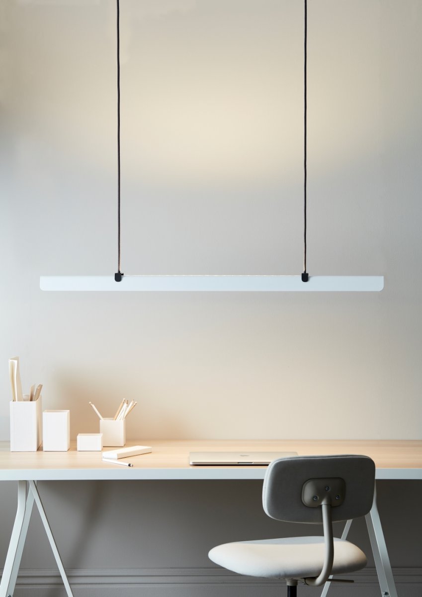 Fold Office 116cm Weiße Struktur hängelampe Von Belid - Jede Lampe ist ein Meisterwerk schwedischen Designs mit gegossenen Beschl&auml;gen und gepr&auml;gten Details, die die solide Handwerkskunst hervorheben und zeigen, wie Metall Licht aufnehmen kann.