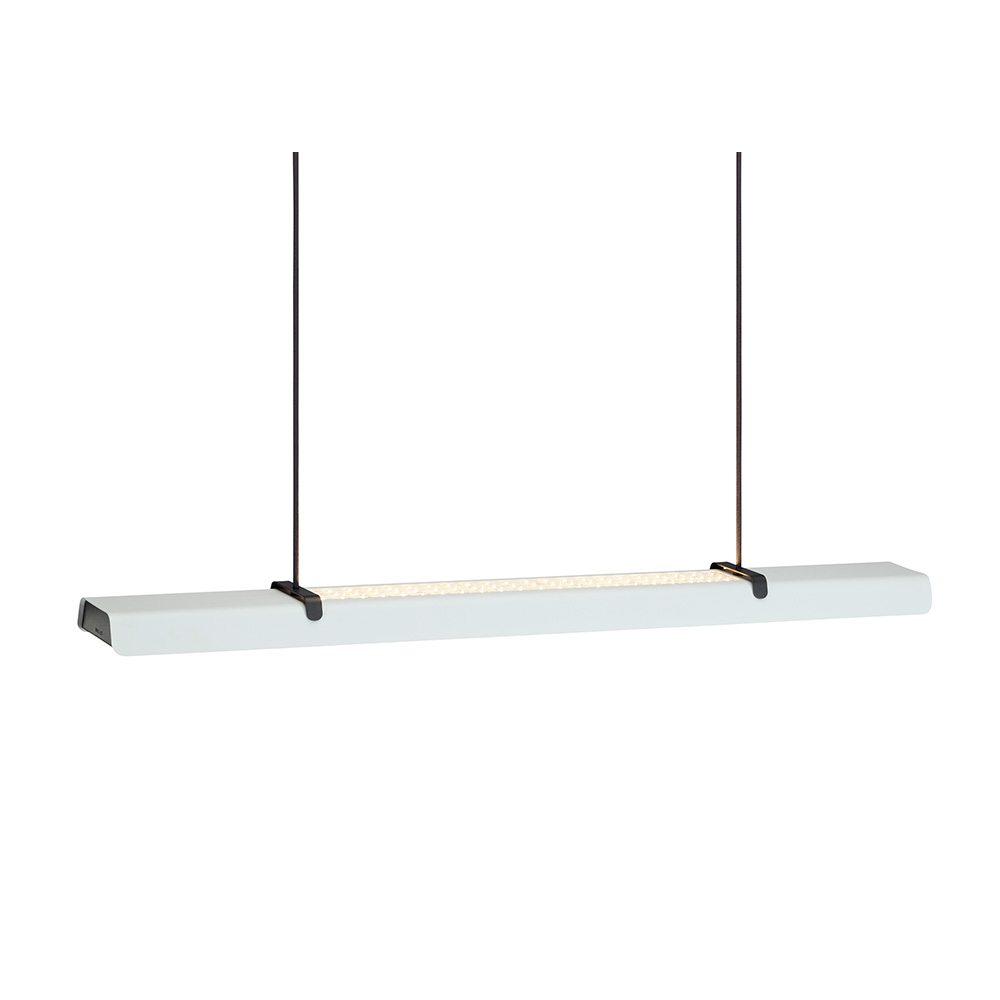 Fold Office 116cm Weiße Struktur hängelampe Von Belid - Jede Lampe ist ein Meisterwerk schwedischen Designs mit gegossenen Beschl&auml;gen und gepr&auml;gten Details, die die solide Handwerkskunst hervorheben und zeigen, wie Metall Licht aufnehmen kann.